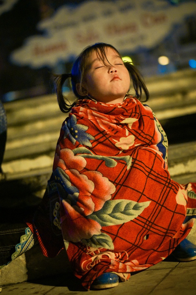 Em bé bán hàng rong ở Sa Pa ngủ quên giữa đường gây xôn xao cộng đồng mạng 5