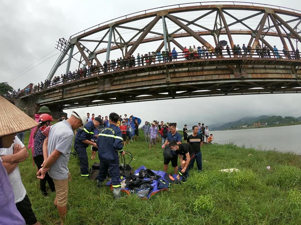 Bắc Giang: Cô gái đi xe máy bị rơi xuống sông, tài xế xe tải lao xuống ứng cứu nhưng bị nước cuốn cả hai 1