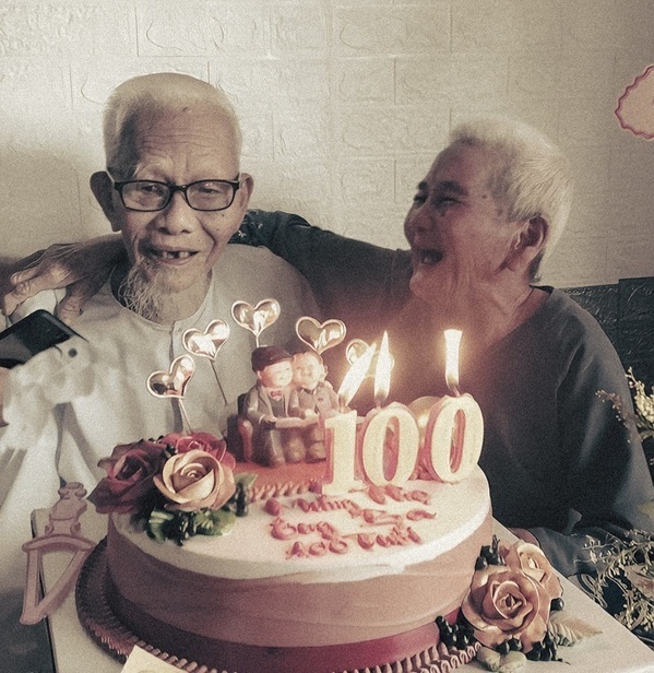 Cặp đôi 'ông bà anh' nắm tay nhau đón sinh nhật 100 tuổi khiến dân mạng ngưỡng mộ 2