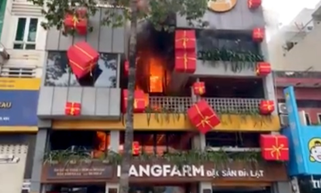 رستوران آتش بوفه در شهر هوشی مین در اولین روز سال جدید 1