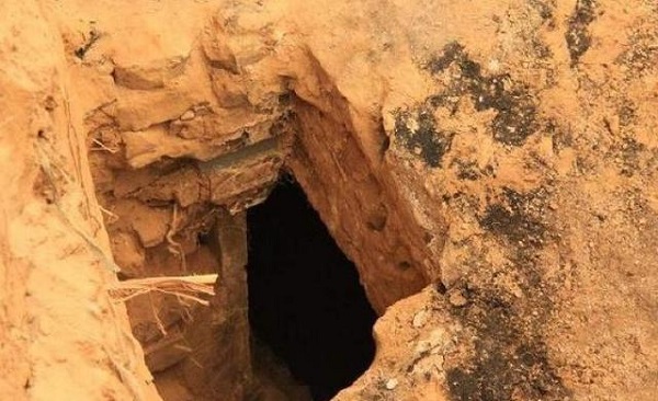 Đào mộ cho mẹ, thanh niên phát hiện hố sâu trong vườn giúp mở cửa mật thất chứa mộ cổ 1