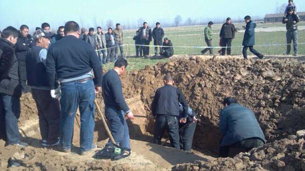 Đào mộ cho mẹ, thanh niên phát hiện hố sâu trong vườn giúp mở cửa mật thất chứa mộ cổ 2