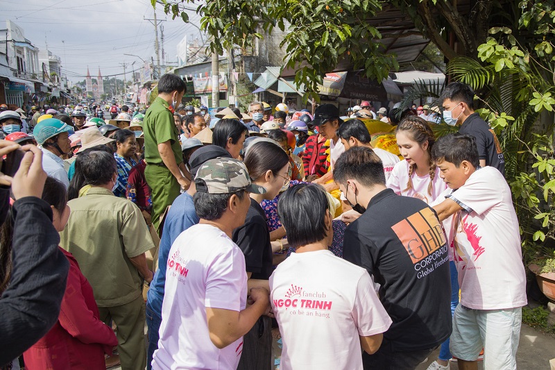 ریختن لباس های ابریشمی Ngoc Trinh در خیابان برای بارگیری آن است ، که واکنش مردم را شگفت زده می کند 3