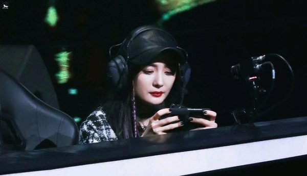 Dương Mịch khoe nhan sắc đẹp không tì vết trong loạt ảnh game thủ 1 Dương Mịch khoe nhan sắc đẹp không tì vết trong loạt ảnh game thủ 1