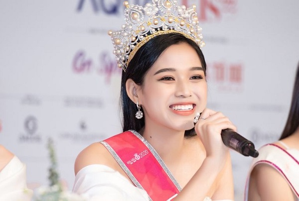 Đỗ Thị Hà loay hoay tìm phong cách và sự thúc giục thay đổi của 'chuyên gia' mạng 1 Đỗ Thị Hà loay hoay tìm phong cách và sự thúc giục thay đổi của 'chuyên gia' mạng 1