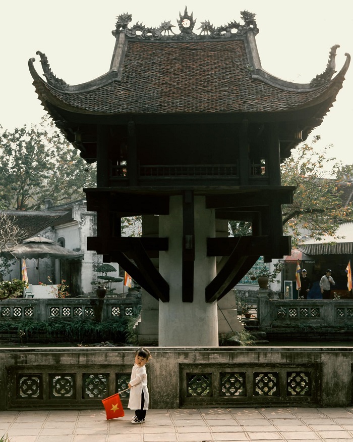 Em bé Việt Nam mặc áo dài trắng, cầm cờ đỏ sao vàng giữa tâm dịch: Cố lên Việt Nam ơi! 9 Em bé Việt Nam mặc áo dài trắng, cầm cờ đỏ sao vàng giữa tâm dịch: Cố lên Việt Nam ơi! 9