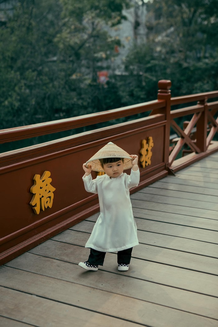 Em bé Việt Nam mặc áo dài trắng, cầm cờ đỏ sao vàng giữa tâm dịch: Cố lên Việt Nam ơi! 7 Em bé Việt Nam mặc áo dài trắng, cầm cờ đỏ sao vàng giữa tâm dịch: Cố lên Việt Nam ơi! 7