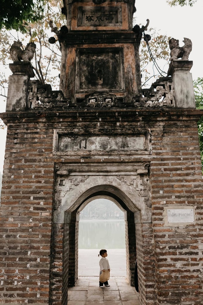 Em bé Việt Nam mặc áo dài trắng, cầm cờ đỏ sao vàng giữa tâm dịch: Cố lên Việt Nam ơi! 6 Em bé Việt Nam mặc áo dài trắng, cầm cờ đỏ sao vàng giữa tâm dịch: Cố lên Việt Nam ơi! 6