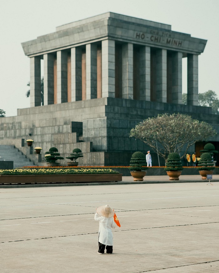 Em bé Việt Nam mặc áo dài trắng, cầm cờ đỏ sao vàng giữa tâm dịch: Cố lên Việt Nam ơi! 5