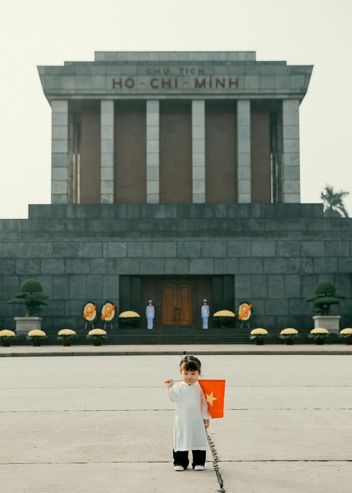 Em bé Việt Nam mặc áo dài trắng, cầm cờ đỏ sao vàng giữa tâm dịch: Cố lên Việt Nam ơi! 4 Em bé Việt Nam mặc áo dài trắng, cầm cờ đỏ sao vàng giữa tâm dịch: Cố lên Việt Nam ơi! 4