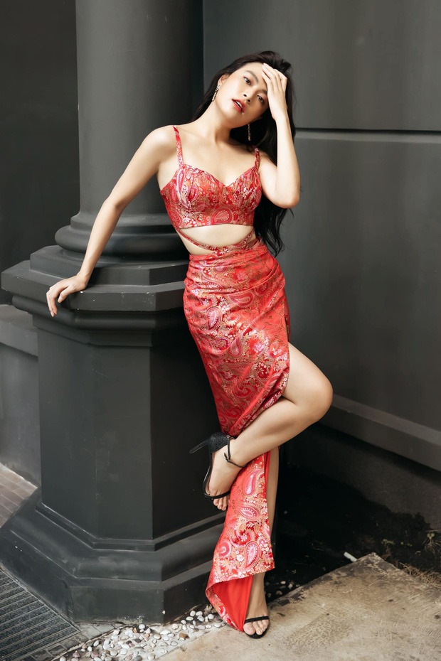 Chỉ uốn éo và lăn lê trên ghế, Hoàng Thùy Linh cũng đủ khiến dân tình trầm trồ 5 Chỉ uốn éo và lăn lê trên ghế, Hoàng Thùy Linh cũng đủ khiến dân tình trầm trồ 5