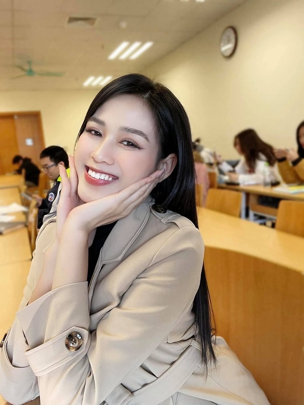 Đỗ Thị Hà bị soi gương mặt không son phấn, nhan sắc liệu có xứng danh Hoa hậu 4 Đỗ Thị Hà bị soi gương mặt không son phấn, nhan sắc liệu có xứng danh Hoa hậu 4