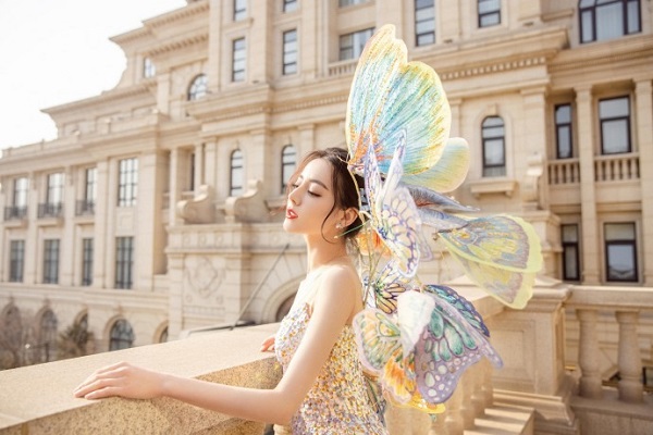 Địch Lệ Nhiệt Ba khai xuân bằng bộ ảnh hóa 'tiên nữ bươm bướm' đẹp hút hồn 4 Địch Lệ Nhiệt Ba khai xuân bằng bộ ảnh hóa 'tiên nữ bươm bướm' đẹp hút hồn 4