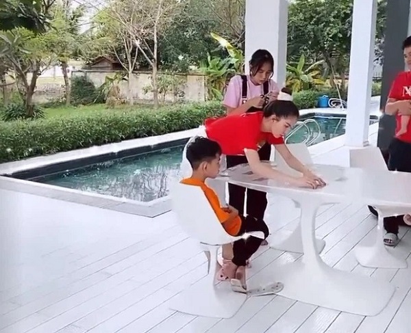 'Ngổ ngáo' trên MXH đến đâu trước bố mẹ Ngọc Trinh vẫn là cô con gái ngoan hiền, thục nữ 4 'Ngổ ngáo' trên MXH đến đâu trước bố mẹ Ngọc Trinh vẫn là cô con gái ngoan hiền, thục nữ 4