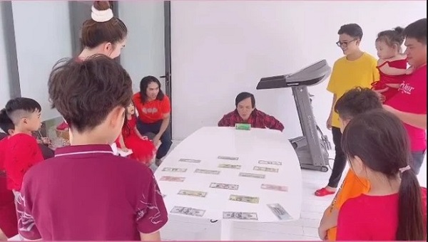 'Ngổ ngáo' trên MXH đến đâu trước bố mẹ Ngọc Trinh vẫn là cô con gái ngoan hiền, thục nữ 5 'Ngổ ngáo' trên MXH đến đâu trước bố mẹ Ngọc Trinh vẫn là cô con gái ngoan hiền, thục nữ 5