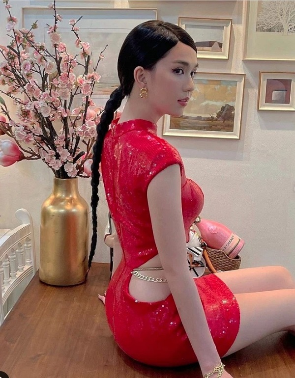 'Ngổ ngáo' trên MXH đến đâu trước bố mẹ Ngọc Trinh vẫn là cô con gái ngoan hiền, thục nữ 1 'Ngổ ngáo' trên MXH đến đâu trước bố mẹ Ngọc Trinh vẫn là cô con gái ngoan hiền, thục nữ 1