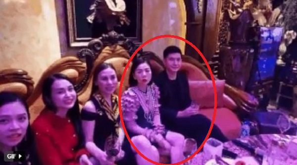Ra Hà Nội ăn Tết, Lâm Bảo Châu và Lệ Quyên e ấp, quấn quýt nhau không rời giữa chốn đông người 3 Ra Hà Nội ăn Tết, Lâm Bảo Châu và Lệ Quyên e ấp, quấn quýt nhau không rời giữa chốn đông người 3