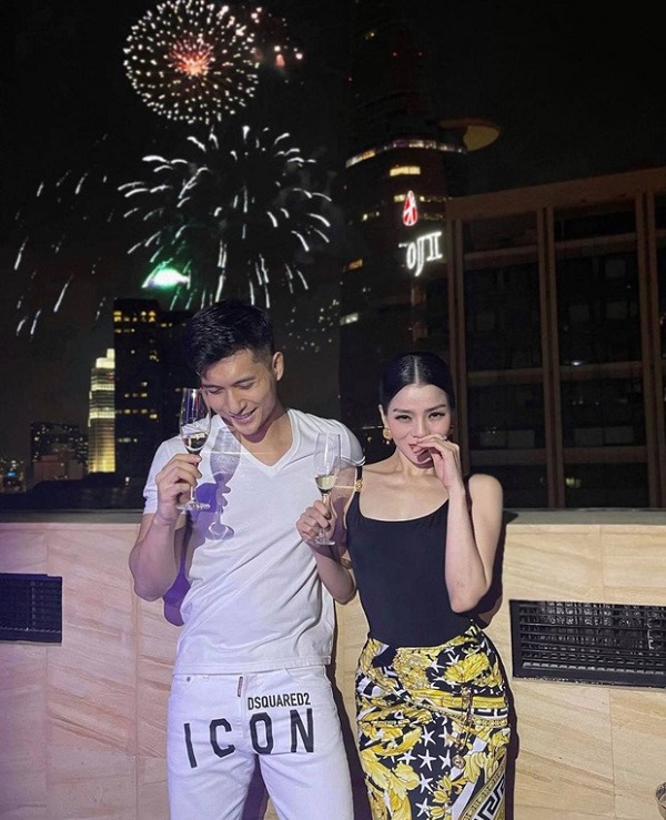 Vừa công khai hẹn hò Lâm Bảo Châu, Lệ Quyên đã để lộ vòng 2 lùm xùm như mang bầu 5 Vừa công khai hẹn hò Lâm Bảo Châu, Lệ Quyên đã để lộ vòng 2 lùm xùm như mang bầu 5