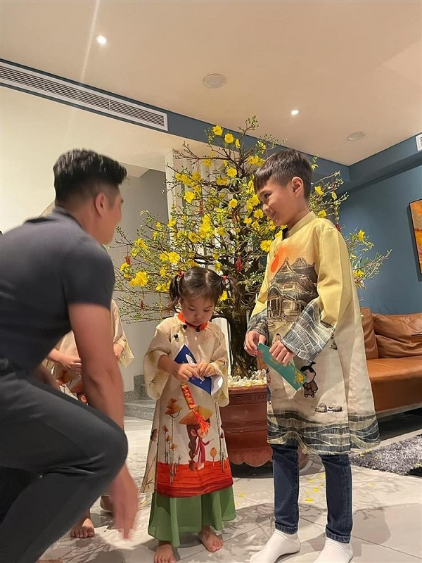 Con trai Ngô Kiến Huy về Việt Nam ăn Tết, dân tình tò mò phản ứng của bố đẻ 6 Con trai Ngô Kiến Huy về Việt Nam ăn Tết, dân tình tò mò phản ứng của bố đẻ 6