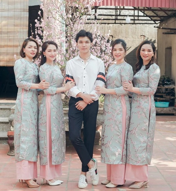Không muốn ồn ào nhưng Hoà Minzy vẫn phải lên tiếng khi ảnh gia đình bị đem ra bàn luận 2 Không muốn ồn ào nhưng Hoà Minzy vẫn phải lên tiếng khi ảnh gia đình bị đem ra bàn luận 2