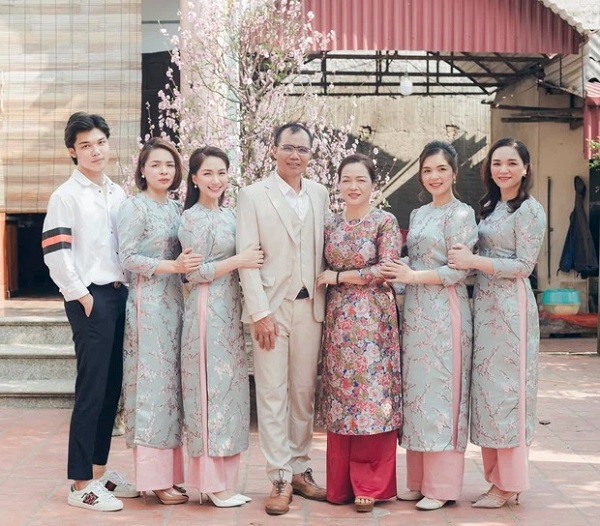 Không muốn ồn ào nhưng Hoà Minzy vẫn phải lên tiếng khi ảnh gia đình bị đem ra bàn luận 1 Không muốn ồn ào nhưng Hoà Minzy vẫn phải lên tiếng khi ảnh gia đình bị đem ra bàn luận 1