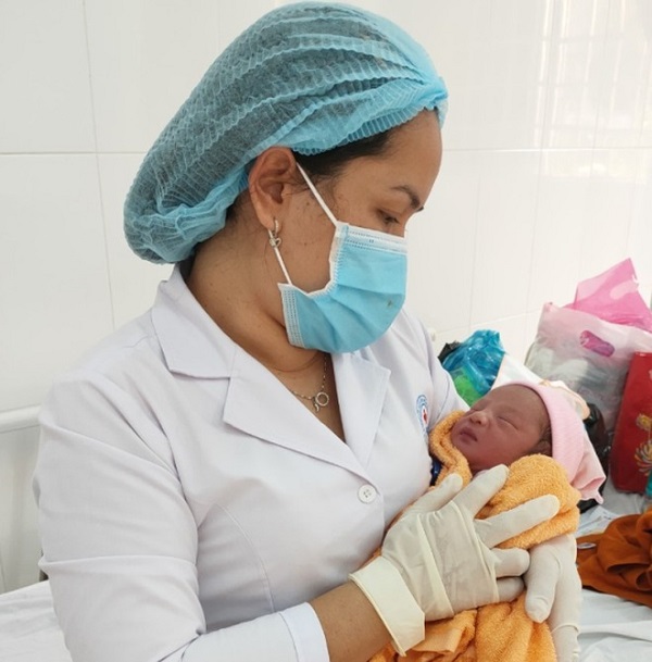 Xót xa em bé sơ sinh bị mẹ gói trong bọc nilon bỏ rơi trước cửa nhà dân ở Bình Phước 1 Xót xa em bé sơ sinh bị mẹ gói trong bọc nilon bỏ rơi trước cửa nhà dân ở Bình Phước 1