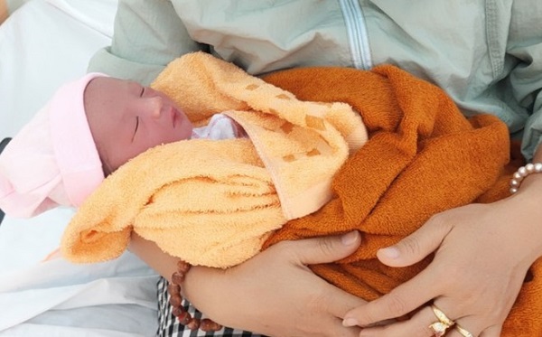 Xót xa em bé sơ sinh bị mẹ gói trong bọc nilon bỏ rơi trước cửa nhà dân ở Bình Phước 2 Xót xa em bé sơ sinh bị mẹ gói trong bọc nilon bỏ rơi trước cửa nhà dân ở Bình Phước 2