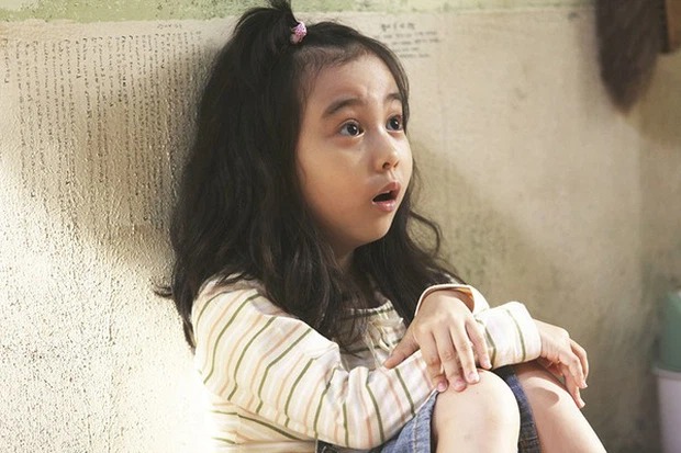 Nhan sắc ngọt ngào của cô bé Ye Seung sau 8 năm đóng 'Điều kỳ diệu trong phòng giam số 7'  1
