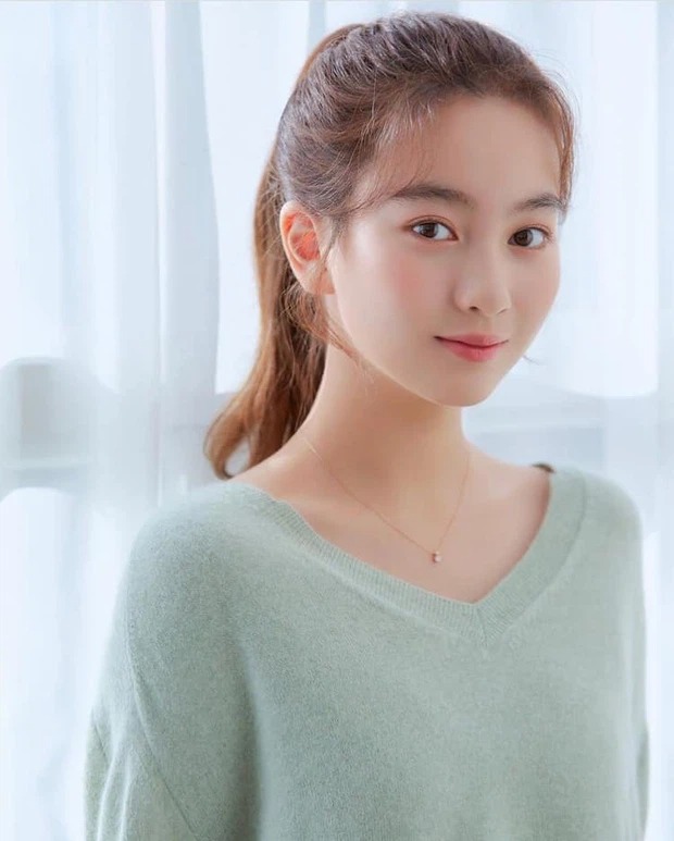 Nhan sắc ngọt ngào của cô bé Ye Seung sau 8 năm đóng 'Điều kỳ diệu trong phòng giam số 7' 5 Nhan sắc ngọt ngào của cô bé Ye Seung sau 8 năm đóng 'Điều kỳ diệu trong phòng giam số 7' 5