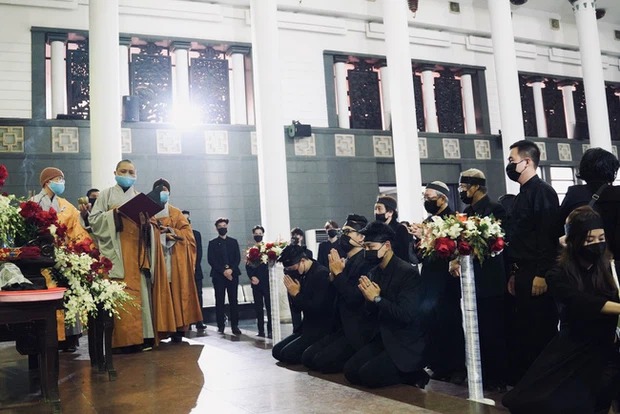 Sao Việt mắt đỏ hoe, nghẹn ngào chào tạm biệt NSND Hoàng Dũng 6 Sao Việt mắt đỏ hoe, nghẹn ngào chào tạm biệt NSND Hoàng Dũng 6