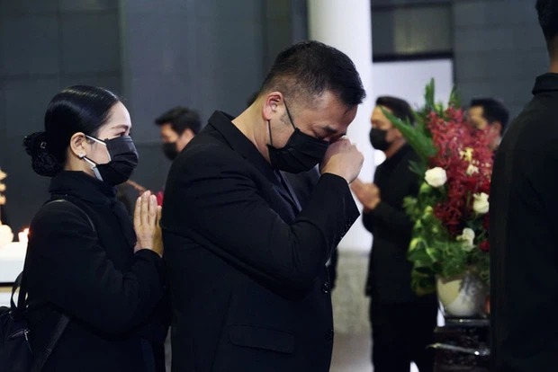 Sao Việt mắt đỏ hoe, nghẹn ngào chào tạm biệt NSND Hoàng Dũng 8 Sao Việt mắt đỏ hoe, nghẹn ngào chào tạm biệt NSND Hoàng Dũng 8