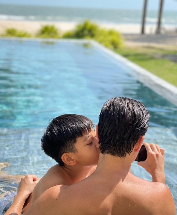 Hồ Ngọc Hà khoe ảnh gia đình đẹp cực phẩm, bất ngờ sự chú ý lại hướng về con trai Cường đô la 2 Hồ Ngọc Hà khoe ảnh gia đình đẹp cực phẩm, bất ngờ sự chú ý lại hướng về con trai Cường đô la 2