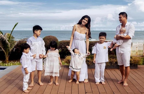 Hoa hậu đông con nhất Việt Nam - Oanh Yến bất ngờ cạo đầu trọc lóc khiến người hâm mộ lo lắng 4 Hoa hậu đông con nhất Việt Nam - Oanh Yến bất ngờ cạo đầu trọc lóc khiến người hâm mộ lo lắng 4