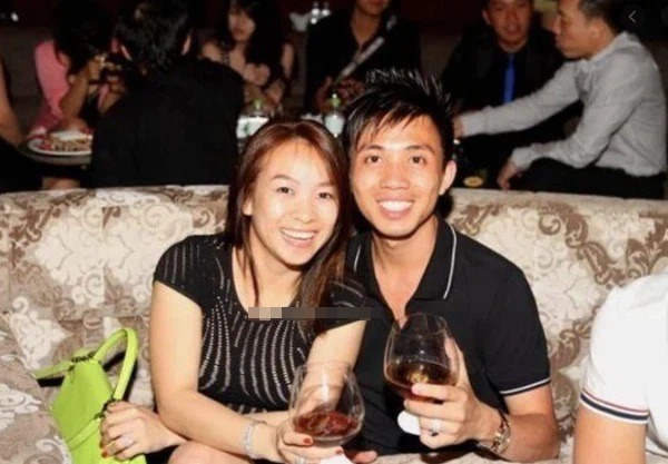 Bất ngờ về sự giàu có của vợ cả Minh Nhựa giữa ồn ào bị chồng đệ đơn ly hôn 1 Bất ngờ về sự giàu có của vợ cả Minh Nhựa giữa ồn ào bị chồng đệ đơn ly hôn 1