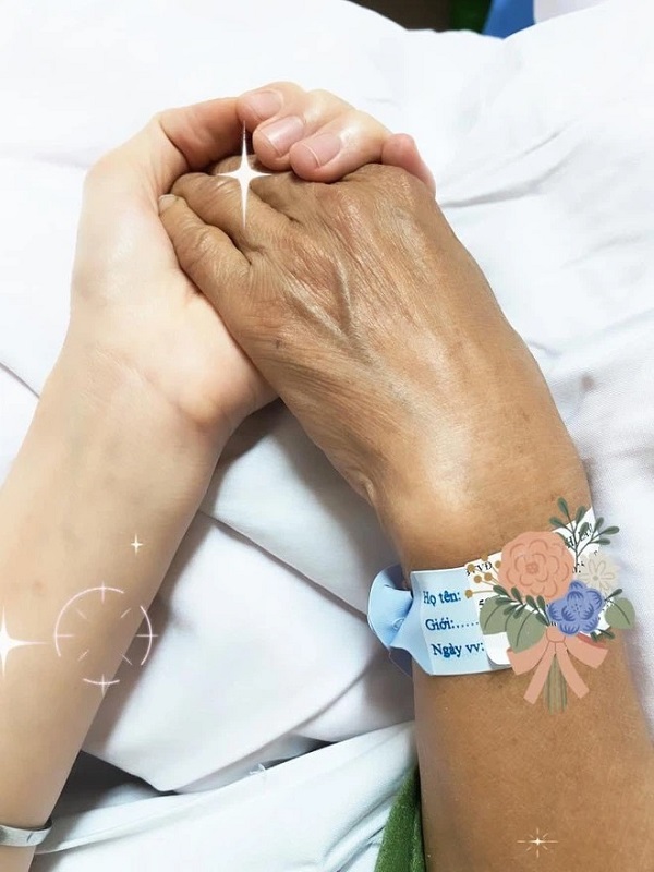 Cô gái vượt 100km bằng xe máy về quê chỉ để gội đầu cho mẹ: Cái giá của trưởng thành là xa cách 2 Cô gái vượt 100km bằng xe máy về quê chỉ để gội đầu cho mẹ: Cái giá của trưởng thành là xa cách 2