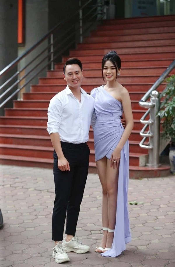 Từ chối mọi sao nam, Đỗ Thị Hà lại thoải mái cho người đàn ông lạ mặt này ôm eo 2 Từ chối mọi sao nam, Đỗ Thị Hà lại thoải mái cho người đàn ông lạ mặt này ôm eo 2