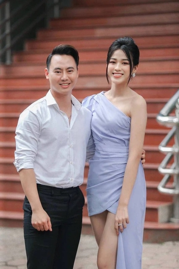 Từ chối mọi sao nam, Đỗ Thị Hà lại thoải mái cho người đàn ông lạ mặt này ôm eo 1 Từ chối mọi sao nam, Đỗ Thị Hà lại thoải mái cho người đàn ông lạ mặt này ôm eo 1