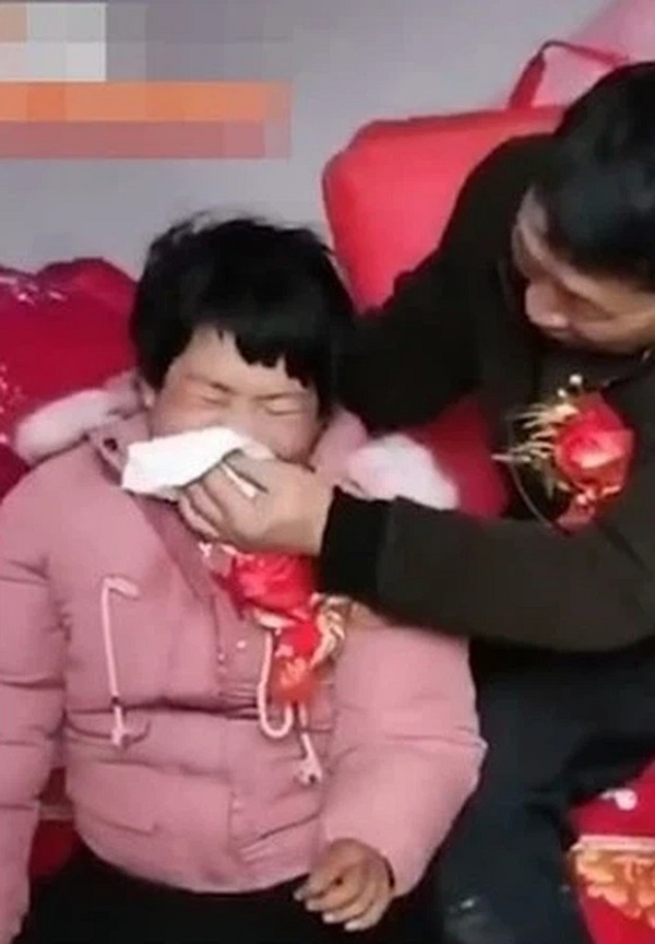 Cô gái khóc nức nở vì phải lấy chồng già, bố mẹ hoan hỉ khi gả được con 1 Cô gái khóc nức nở vì phải lấy chồng già, bố mẹ hoan hỉ khi gả được con 1