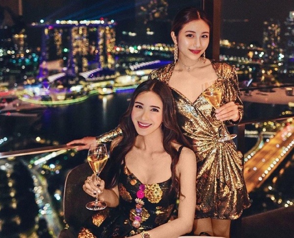 Bà mẹ U50 trẻ đẹp tới mức ai cũng tưởng bạn gái của con trai 4 Bà mẹ U50 trẻ đẹp tới mức ai cũng tưởng bạn gái của con trai 4