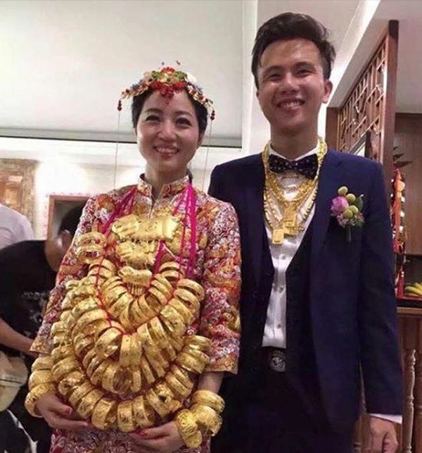 Bố là chủ tiệm đá quý, con gái ngày cưới được đeo vàng trĩu cổ mỏi tay 5 Bố là chủ tiệm đá quý, con gái ngày cưới được đeo vàng trĩu cổ mỏi tay 5