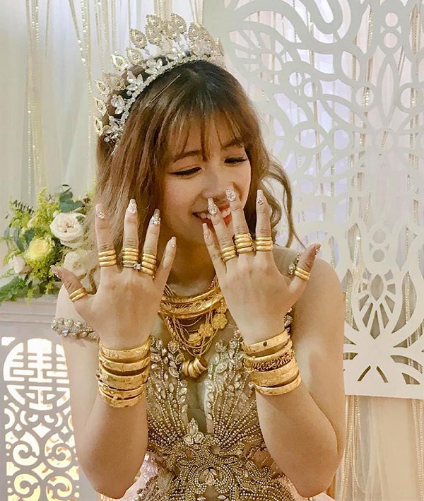 Bố là chủ tiệm đá quý, con gái ngày cưới được đeo vàng trĩu cổ mỏi tay 4 Bố là chủ tiệm đá quý, con gái ngày cưới được đeo vàng trĩu cổ mỏi tay 4