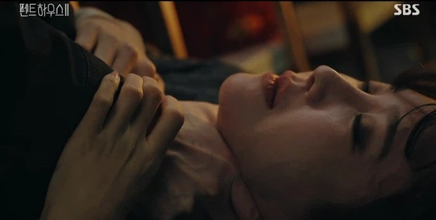 Penthouse 2 - Cuộc chiến thượng lưu tập 8: Lộ diện kẻ thực sự đã cắm cúp vào đầu Ro Na, còn bấm chuông giả 7 Penthouse 2 - Cuộc chiến thượng lưu tập 8: Lộ diện kẻ thực sự đã cắm cúp vào đầu Ro Na, còn bấm chuông giả 7
