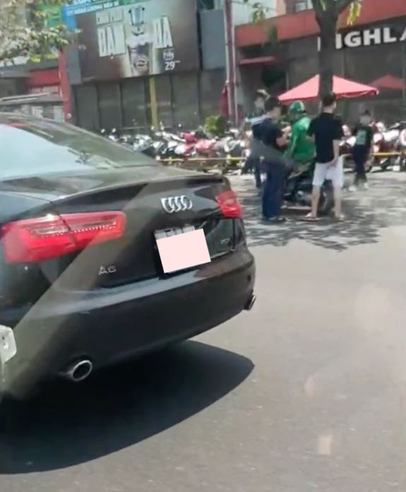 Quên Hải Tú đi, Sơn Tùng vừa lộ clip 30 giây với nhân vật bí ẩn này còn giấu kín trong xe sang 4 Quên Hải Tú đi, Sơn Tùng vừa lộ clip 30 giây với nhân vật bí ẩn này còn giấu kín trong xe sang 4