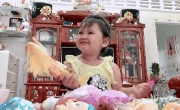 Linh Lan xuất hiện với đôi mắt sưng húp, con gái Vân Quang Long vẫn cười hồn nhiên 2