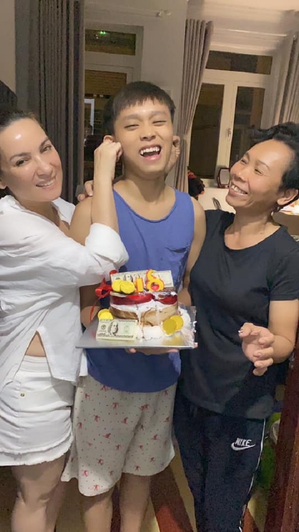 Phi Nhung đội mũ bảo hiểm tổ chức sinh nhật 18 tuổi cho Hồ Văn Cường 4 Phi Nhung đội mũ bảo hiểm tổ chức sinh nhật 18 tuổi cho Hồ Văn Cường 4