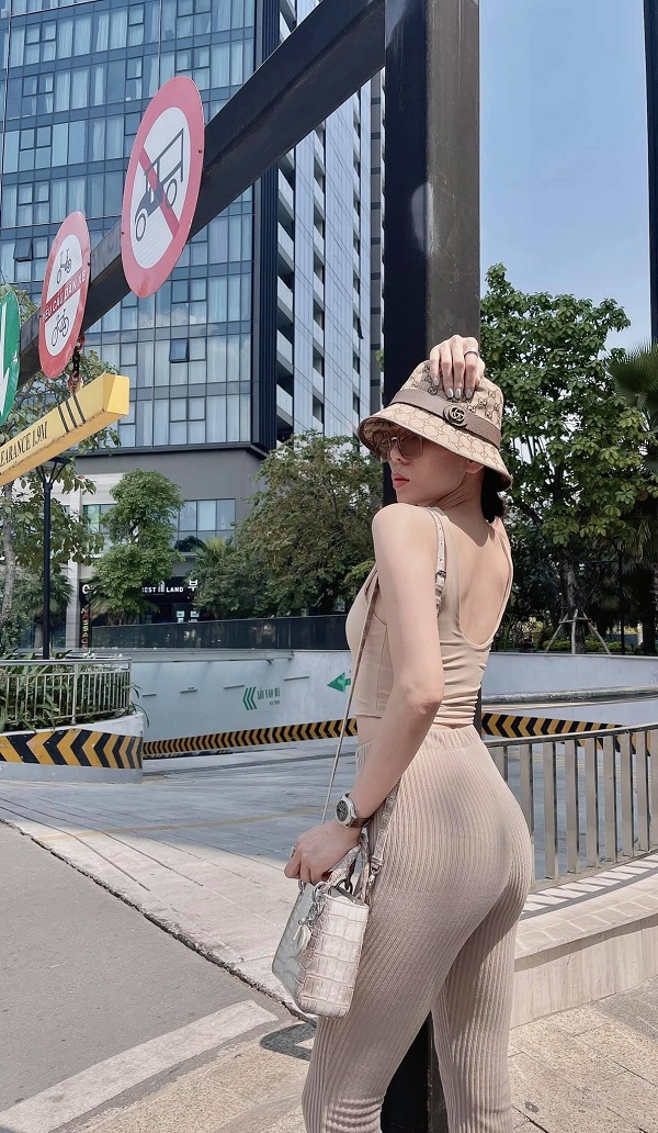 Lệ Quyên tuổi 40 ngày càng nhuận sắc hậu vướng lưới tình với 'máy bay' Lâm Bảo Châu 4 Lệ Quyên tuổi 40 ngày càng nhuận sắc hậu vướng lưới tình với 'máy bay' Lâm Bảo Châu 4