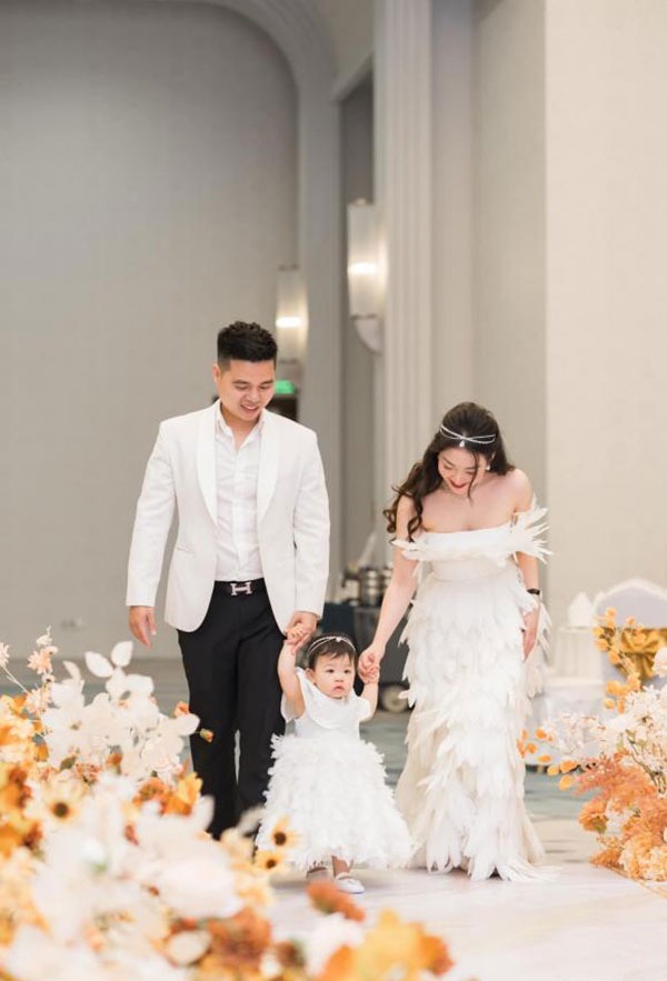 Sinh ra đã ngậm thìa kim cương, ái nữ nhà 'cô dâu 200 cây vàng' còn được tổ chức thôi nôi to hơn đám cưới mẹ 6 Sinh ra đã ngậm thìa kim cương, ái nữ nhà 'cô dâu 200 cây vàng' còn được tổ chức thôi nôi to hơn đám cưới mẹ 6