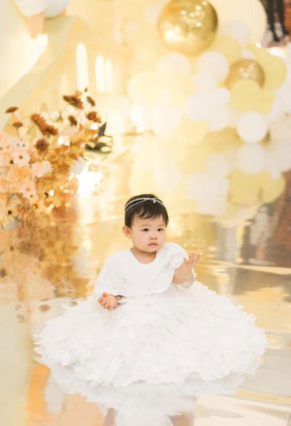 Sinh ra đã ngậm thìa kim cương, ái nữ nhà 'cô dâu 200 cây vàng' còn được tổ chức thôi nôi to hơn đám cưới mẹ 5 Sinh ra đã ngậm thìa kim cương, ái nữ nhà 'cô dâu 200 cây vàng' còn được tổ chức thôi nôi to hơn đám cưới mẹ 5