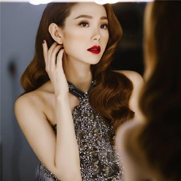 Minh Hằng bị soi chăm vuốt tóc tai kể từ ngày được báo Trung khen ngợi là 'nữ thần tóc đẹp' 6 Minh Hằng bị soi chăm vuốt tóc tai kể từ ngày được báo Trung khen ngợi là 'nữ thần tóc đẹp' 6