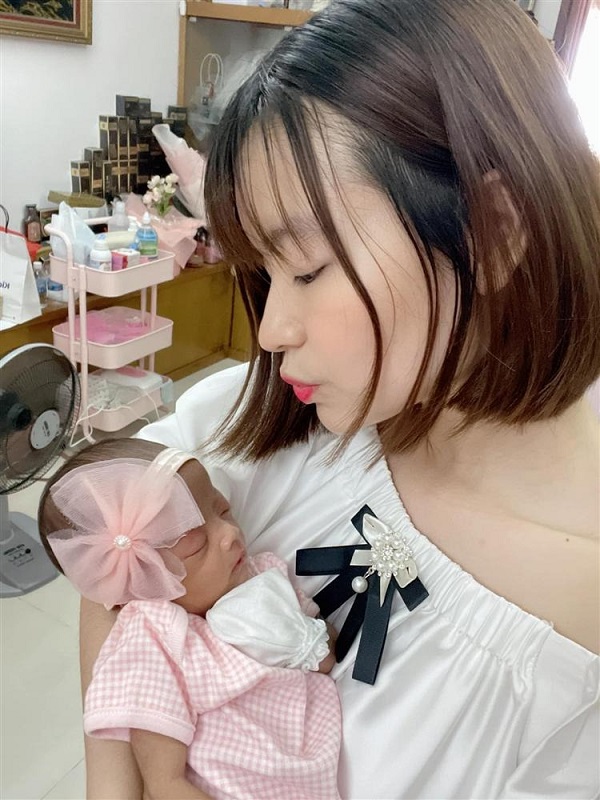 Ngạc nhiên ngoại hình ái nữ nhà Mạc Văn Khoa sau 3 tháng sinh non 5 Ngạc nhiên ngoại hình ái nữ nhà Mạc Văn Khoa sau 3 tháng sinh non 5